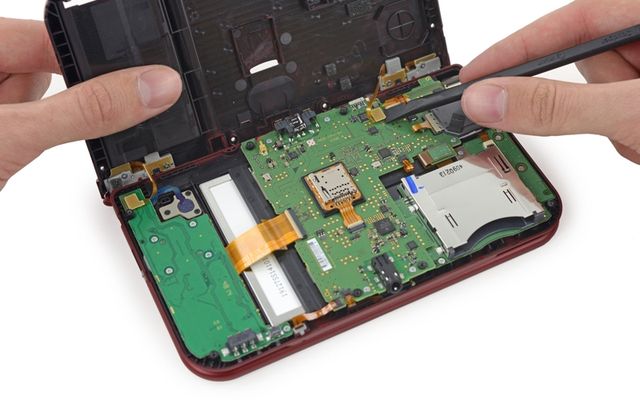 Opening of New Nintendo 3DS XL: what lies inside the handheld console
