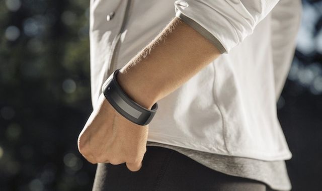 MWC 2015: the first wearable device HTC has become a fitness bracelet Grip