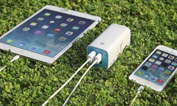 Compact charger TP-LINK TL-PB10400 - an indispensable travel companion
