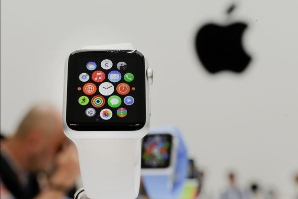 Due to problems with OLED-displays roadmap Apple Watch shortened by half