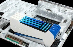 Avexir RAIDEN: the DDR3-memory with glowing "plasma tube"